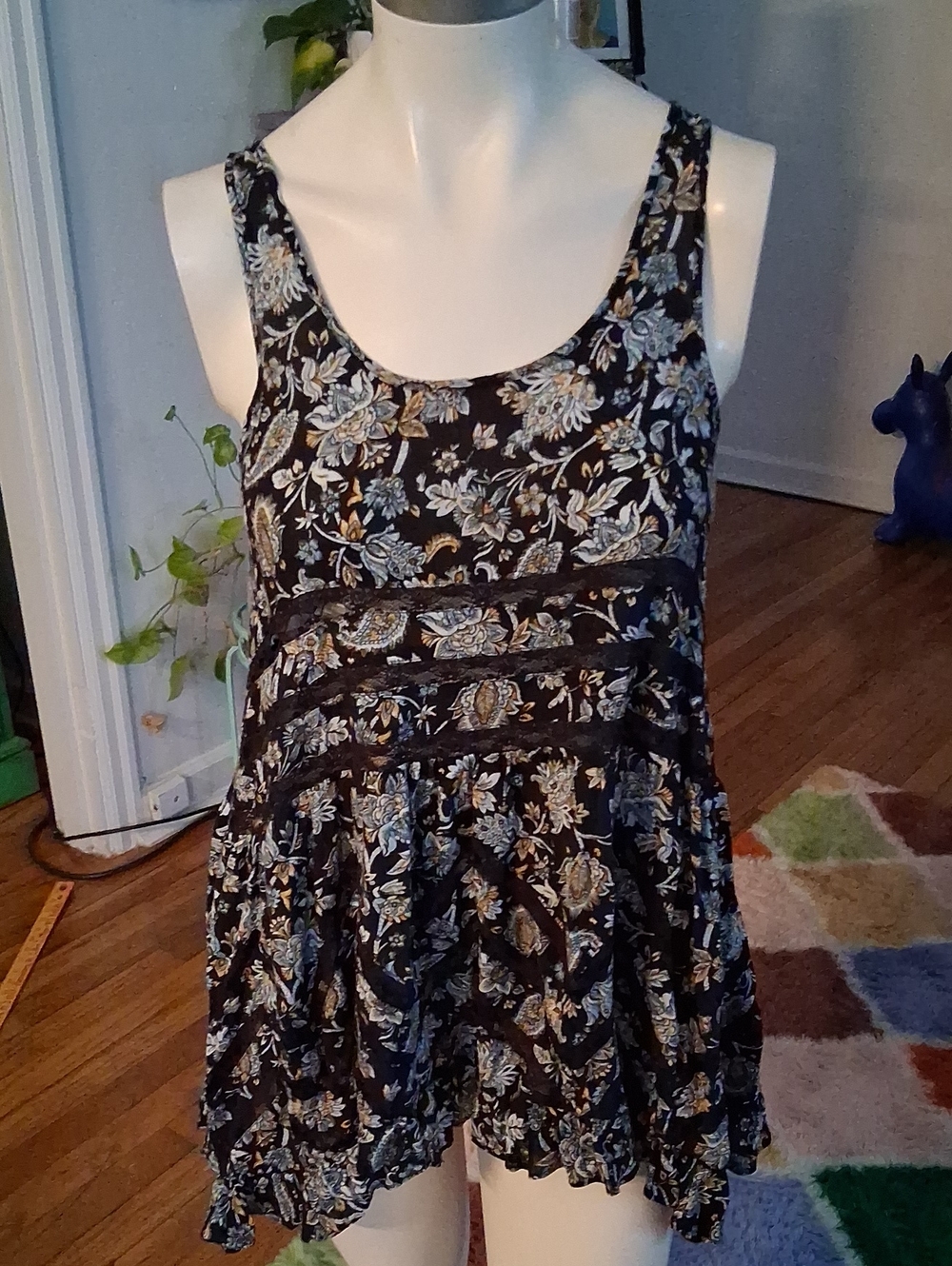 Floral Scoop Neck Black Tank Top with Lace Trim